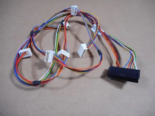 Kabelbaum mit mehreren bunten Drähten und Steckverbindern, geeignet für Anwendungen wie die von Remeha, zur Verbindung von elektrischen Komponenten.